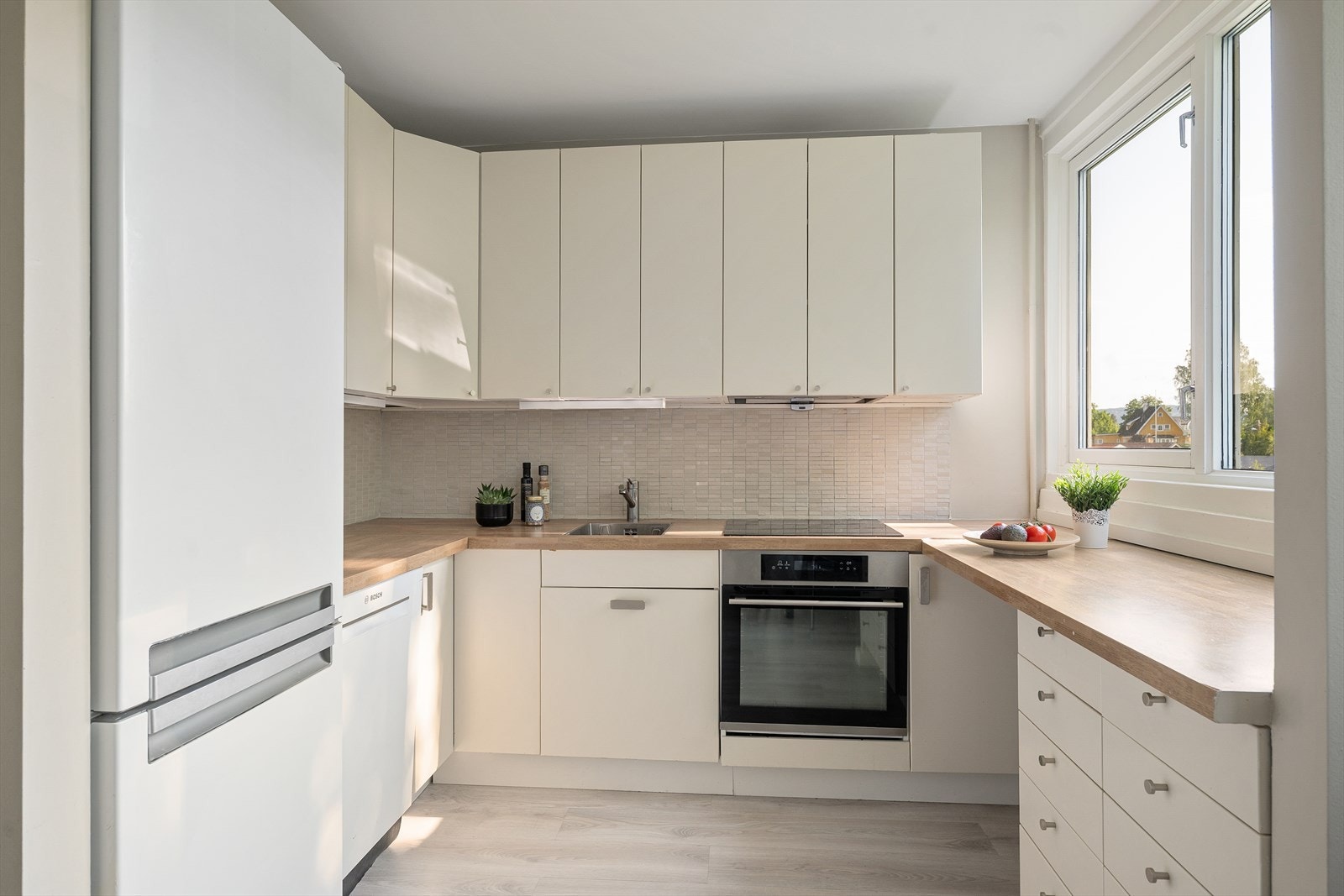 Innredningen har god skap- og benkeplass, med overskap som er utstyrt med praktisk belysning under Galleribilde