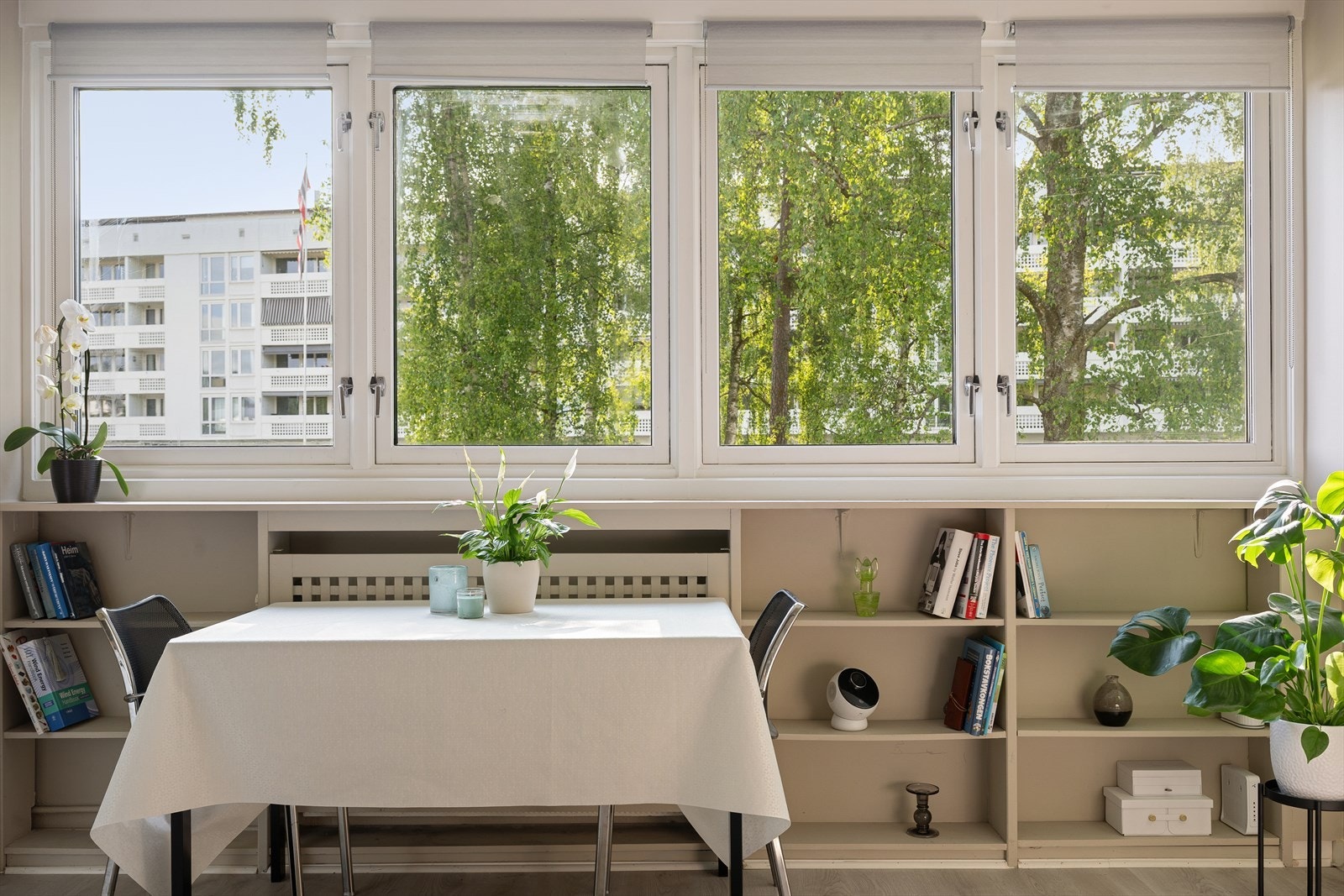 De store vindusflater gir rikelig med naturlig lys samt et pent utsyn mot fellesområdene Galleribilde