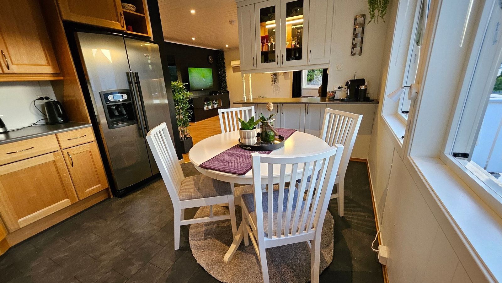 Trivelig kjøkkenkrok i åpen løsning mot stuen Galleribilde