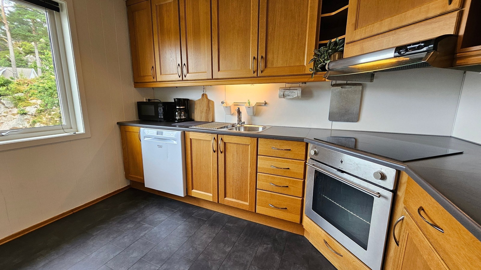 Effektivt utnyttet kjøkken med godt med skap - og oppbevaringsplass Galleribilde