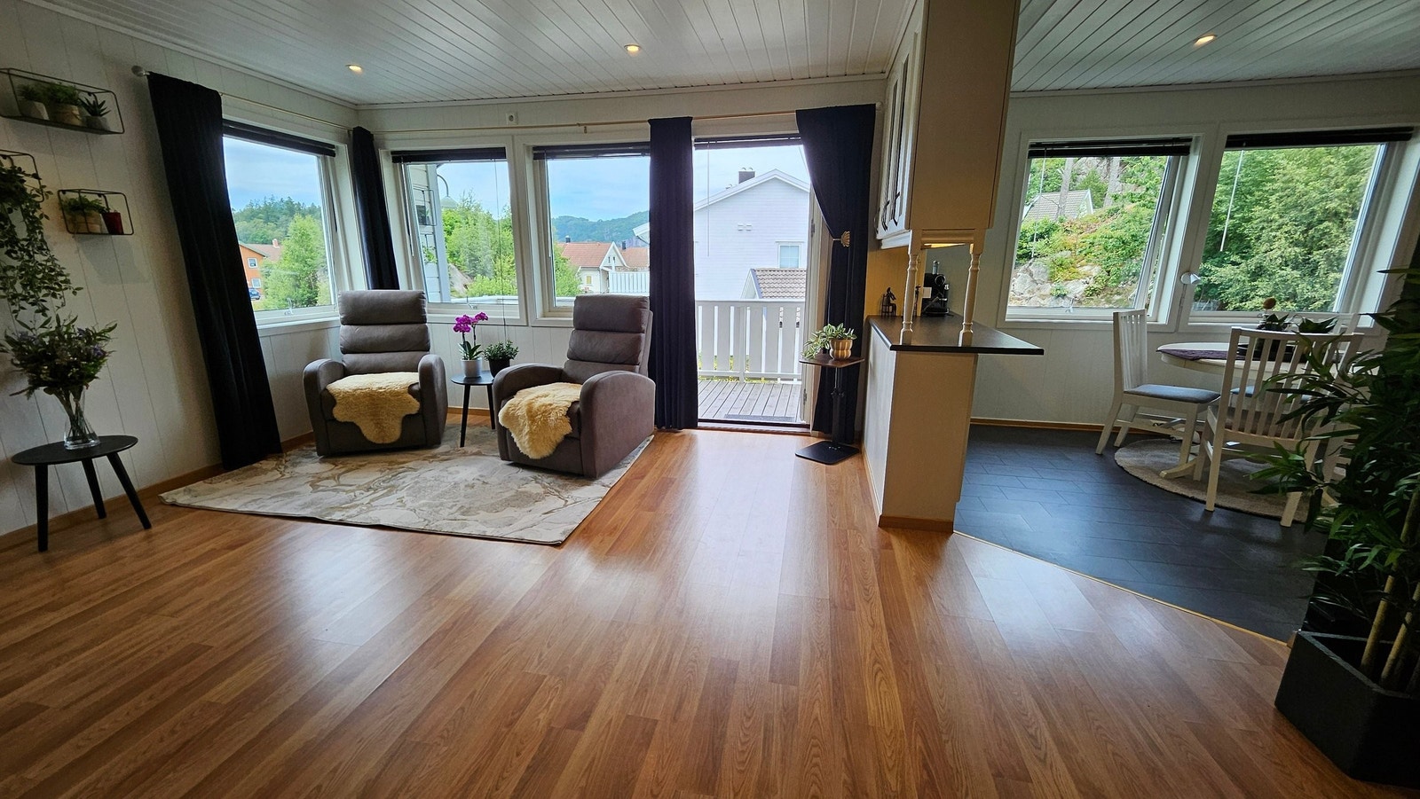 Den romslige stuen slipper inn rikelig med dagslys Galleribilde