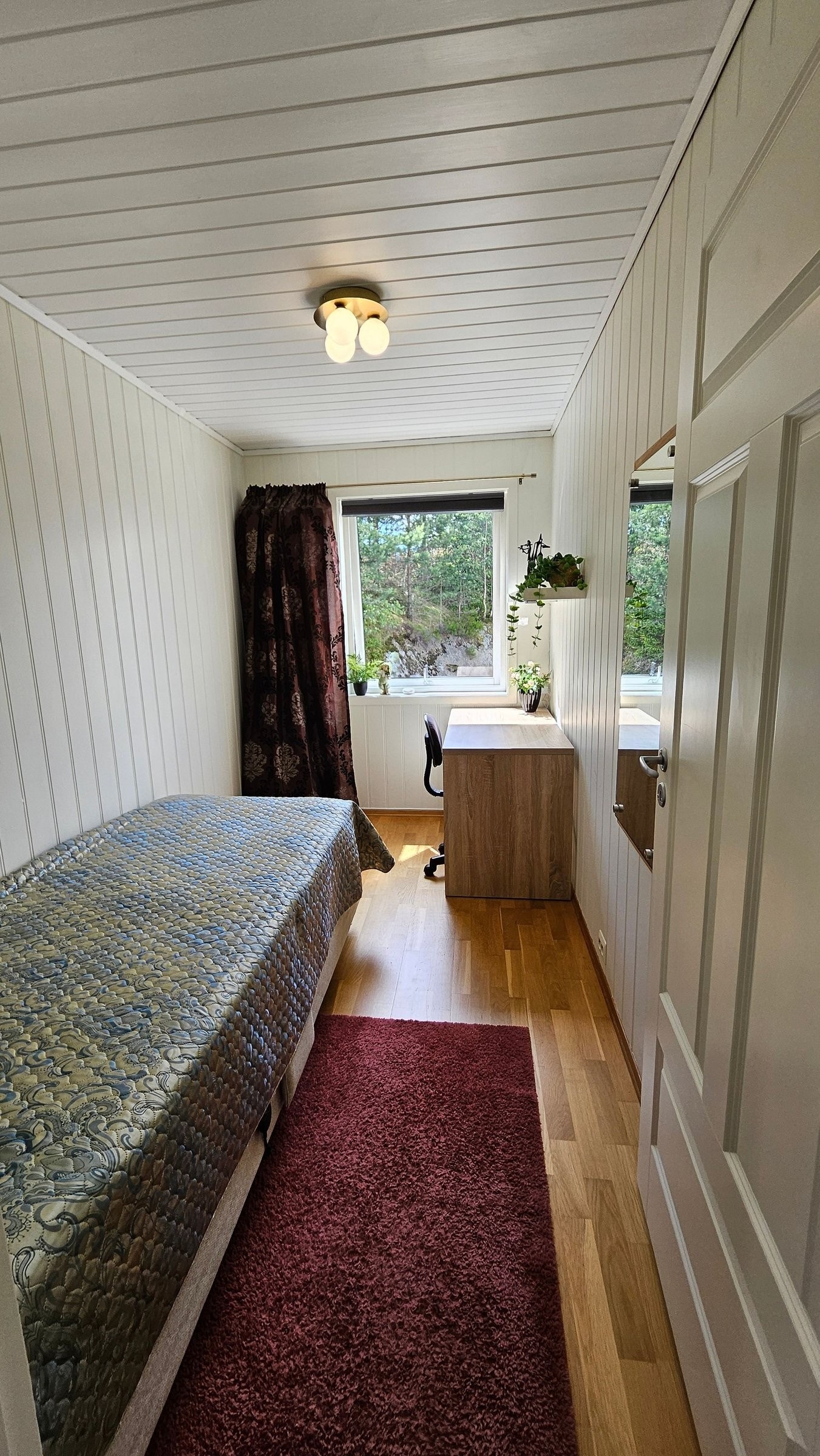 Lyst og praktisk soverom, ideelt som bernerom, gjesterom eller kontor Galleribilde