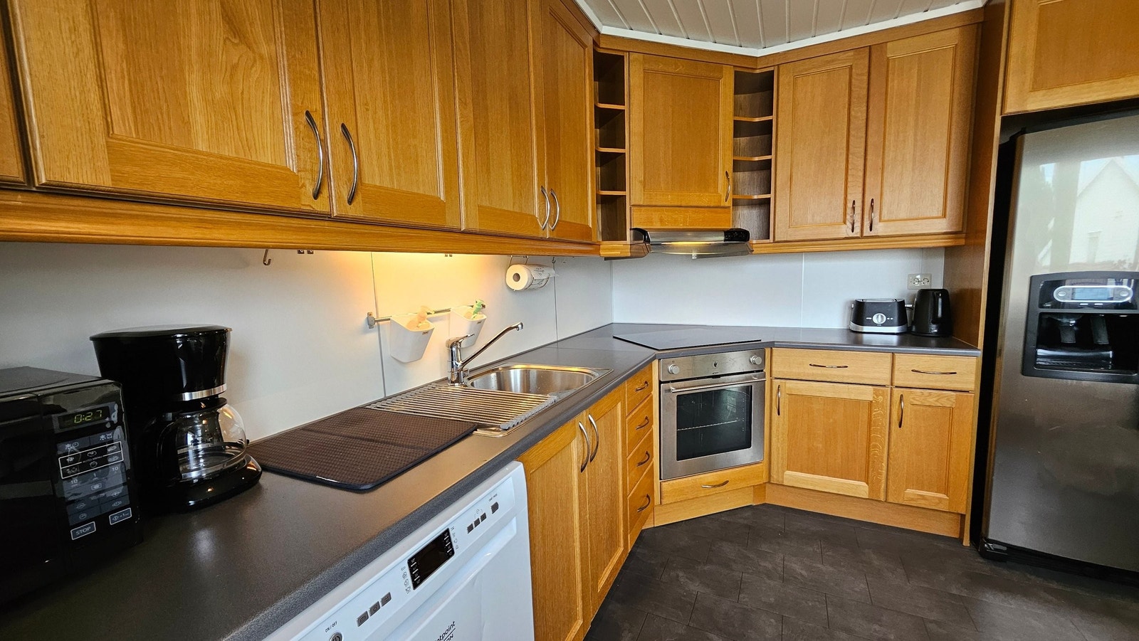 Alle hvitevarer medfølger i salget, inkludert dobbelt kjøleskap med integrert ismaskin Galleribilde