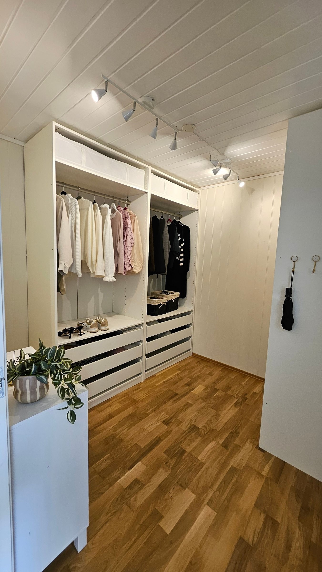 Walk-in closet med god plass til klær og oppbevaring. Ett godkjent soverom med vindu vendt mot inngangspartiet Galleribilde