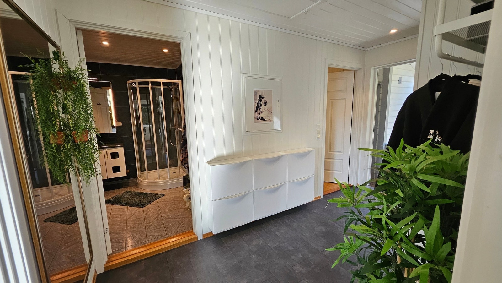 Inngangspartiet er utstyrt med romslige skohyller for effektiv oppbevaring. Galleribilde