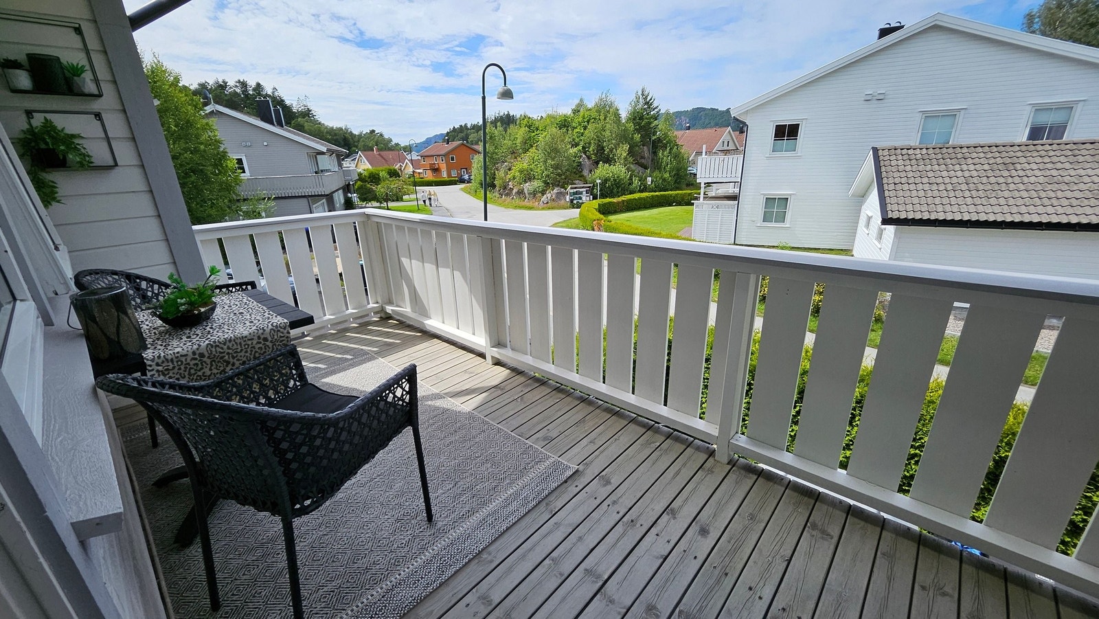 Slapp av i ettermiddagssolen på en koselig og balkong Galleribilde