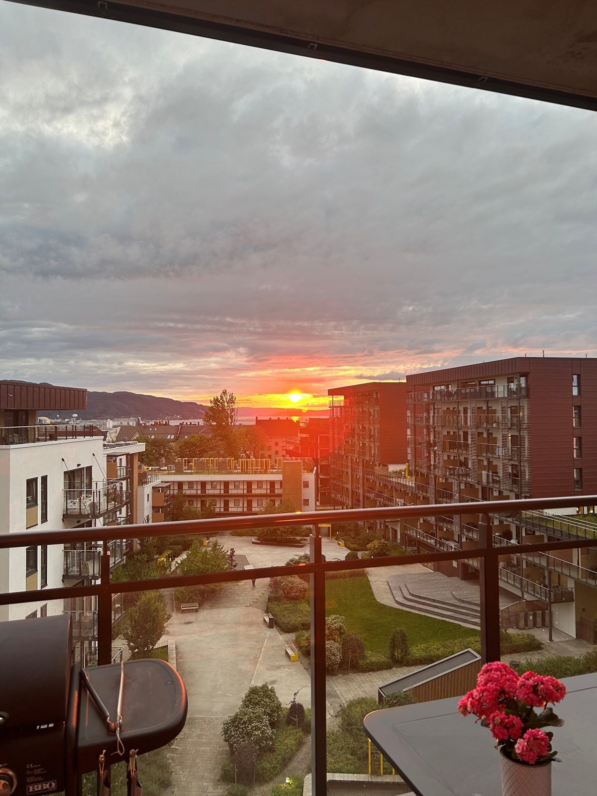 Bilde av solnedgangen tatt av selger. Galleribilde