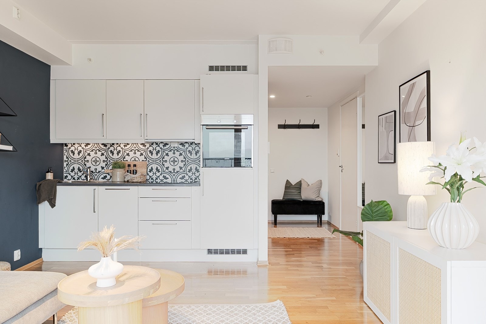 Stue og kjøkken utgjør et luftig og gjennomført allrom på ca. 15 kvm. Galleribilde