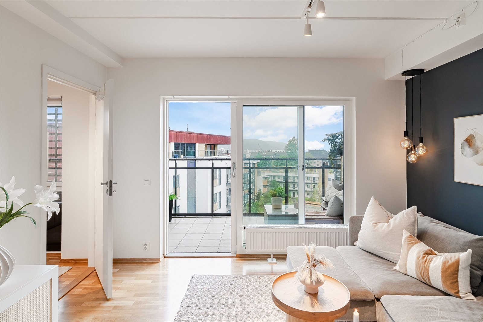 Aktiv Eiendomsmegling v/Vebjørn Nybrott har gleden av å presentere Stjørdalsveien 15 - Lys og moderne 2-roms selveierleilighet med attraktiv beliggenhet på Lilleby. Galleribilde