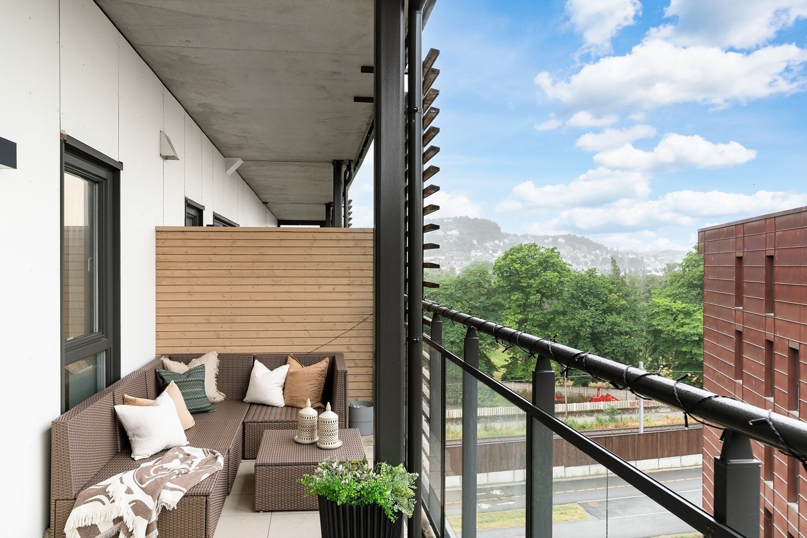 Størrelsen på balkongen gjør at man har flere møbleringsmuligheter. Galleribilde