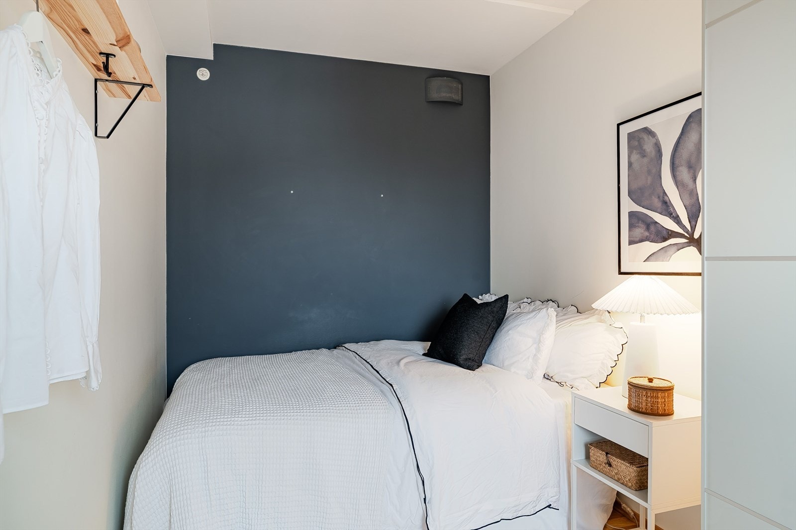 Boligens soverom har man tilgang til fra stuen. Soverommet er på henholdsvis 8 kvm - Rommet har lyse, nøytrale fargetoner og har parkett på gulv. Galleribilde