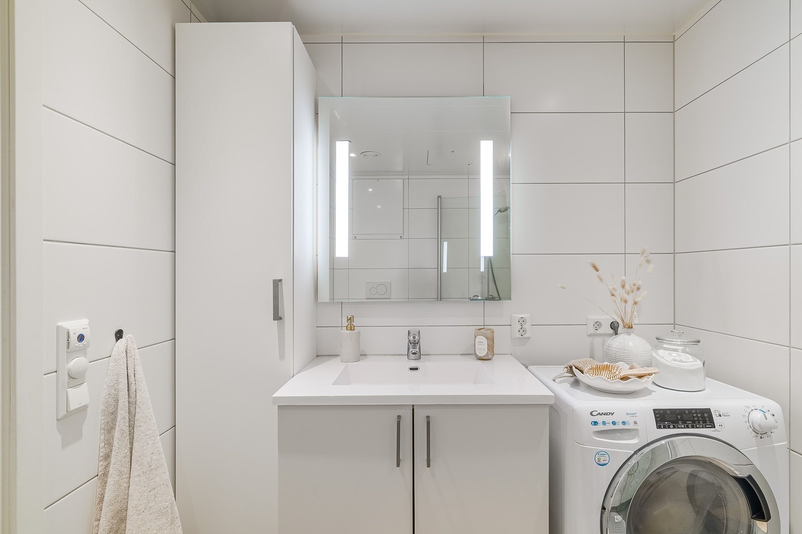 Innredningen består av vegghengt toalett, servant med under- og høyskap og speil med integrert belysning. Dusjen har innfellbare glassdører, og det er opplegg for vaskemaskin og tørketrommel. Galleribilde