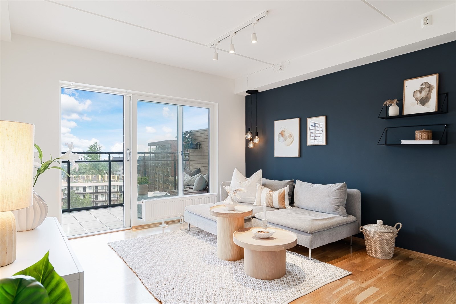 Fra stuen har man en fantastisk utsikt mot Trondheimsfjorden gjennom de store skyvedørene. Galleribilde