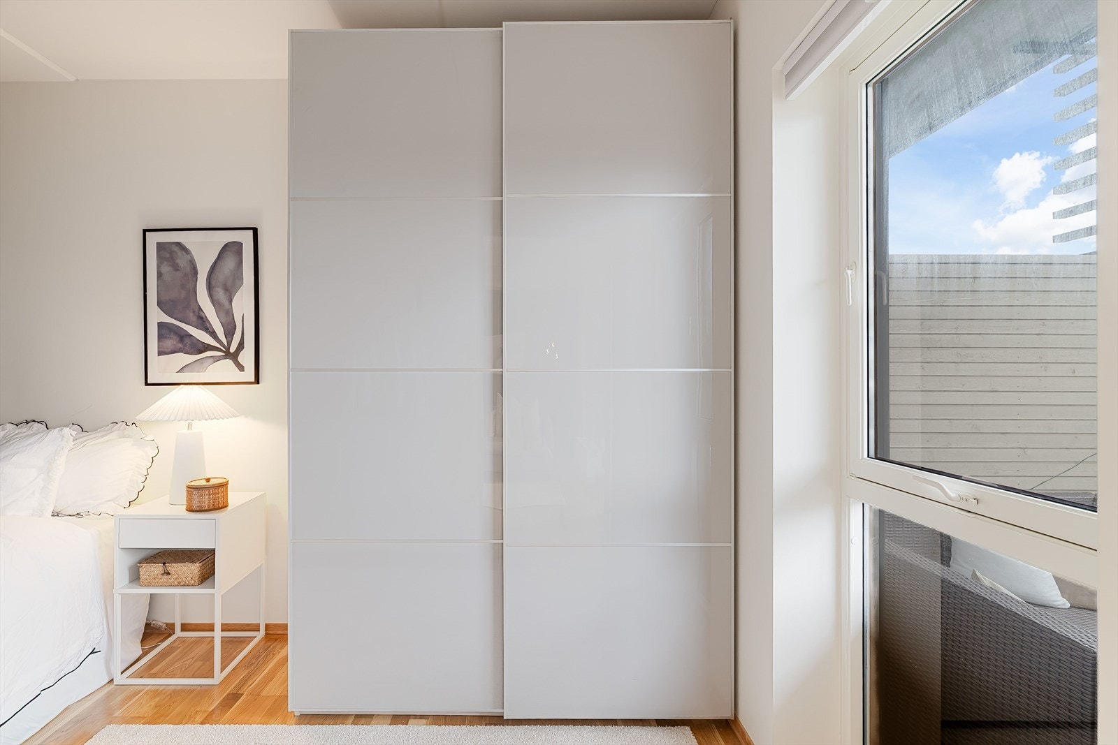 Soverommet har god plass til både dobbeltseng, garderobe og kontorløsning. Soverommet vender ut mot et rolig og stille område som gir et godt sovemiljø. Galleribilde