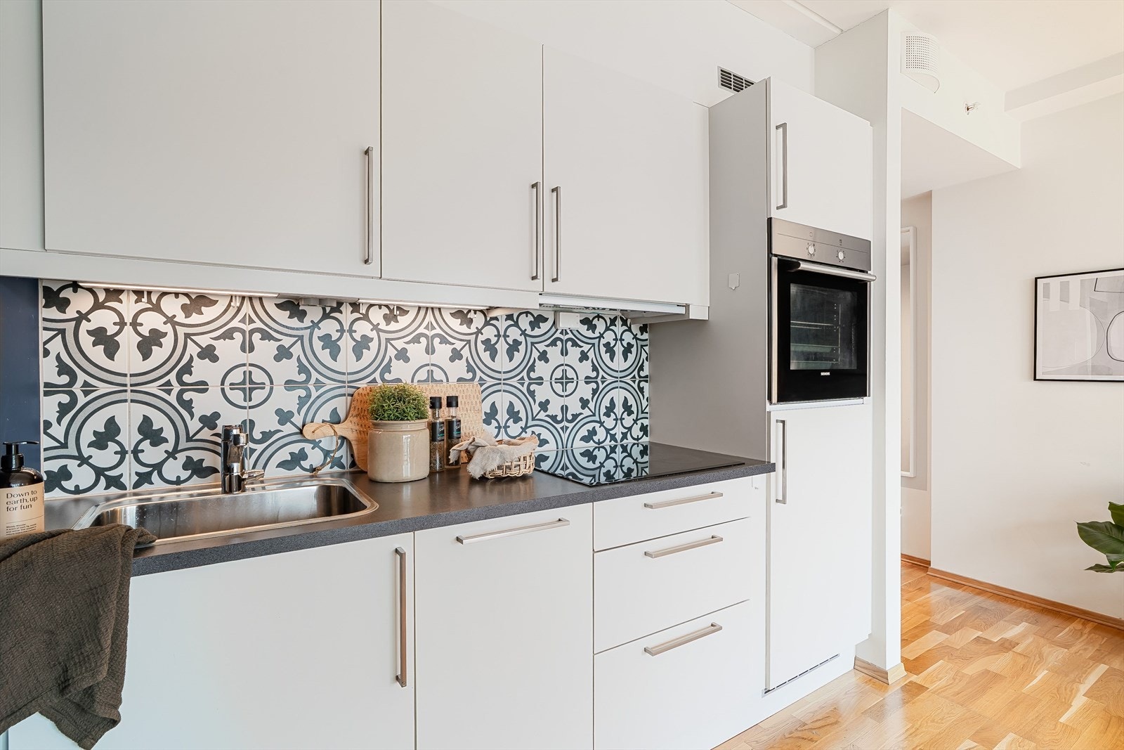 Kjøkkenet ligger fint plassert i rommet og er lett å holde ryddig og oversiktlig. Galleribilde