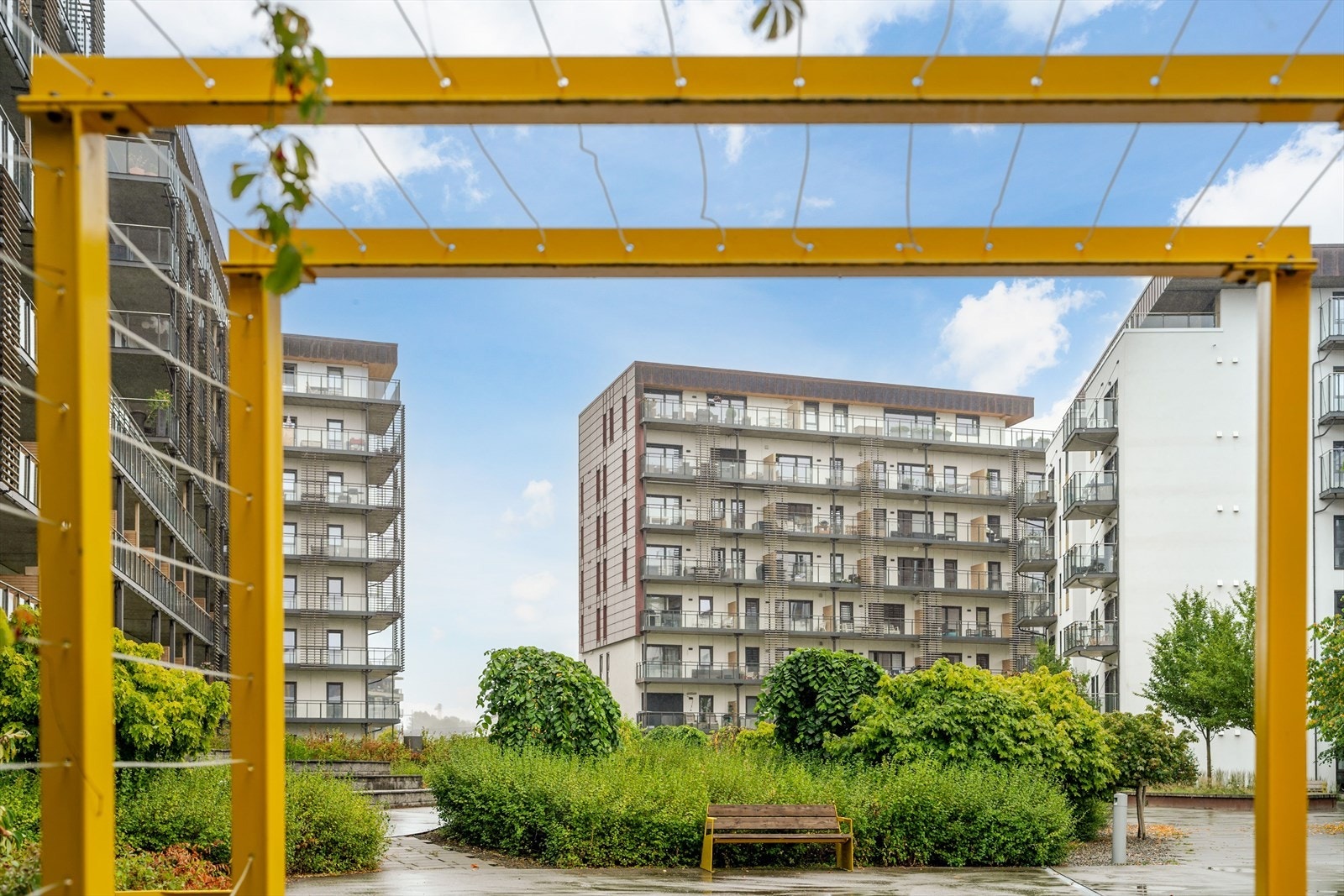 Fellestomten er meget pent opparbeidet med store plenarealer, frodige prydbusker og asfalterte internveier, og på tunet mellom bygningene er det lekeapparater og sittebenker til felles anvendelse. Galleribilde