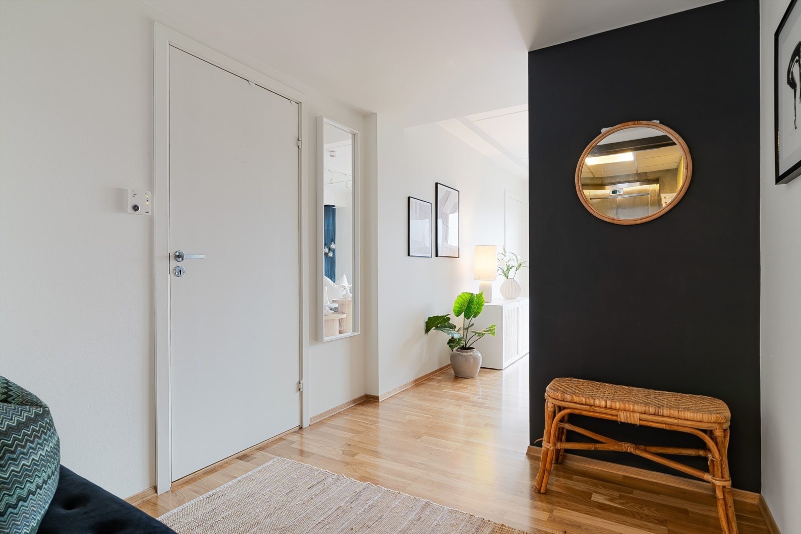 Innenfor døren møtes man av en lys og romslig entré på ca. 6,5 kvm, med parkettgulv og lyse, malte vegger. Rommet gir en behagelig velkomst og fører deg videre inn i boligens oppholdsrom. Her er det god plass for oppbevaring av yttertøy og sko. Galleribilde