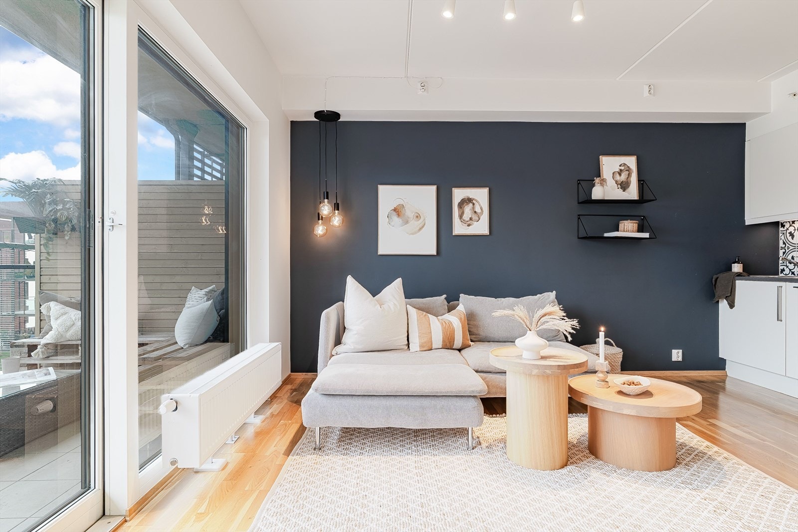 Rommet har store vindusflater som slipper inn godt med naturlig lys og gir et trivelig utsyn mot det grønne gårdsrommet utenfor. Galleribilde