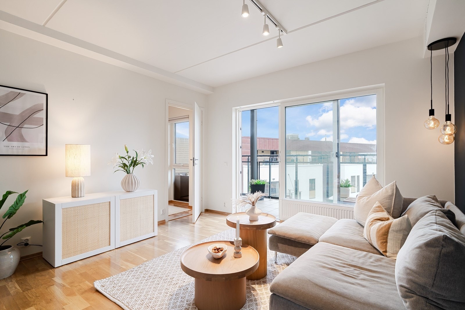 Leiligheten ligger i 7. etasje med fantastisk utsikt og moderne standard fra byggeår 2018. Fra stuen har man direkte utgang til romslig balkong. Galleribilde