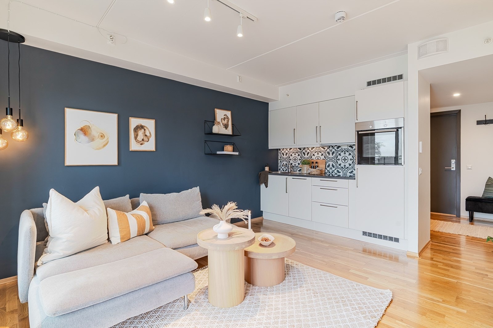 Gulv i parkett og lyse fargetoner på veggene skaper et harmonisk og stilrent preg. Galleribilde