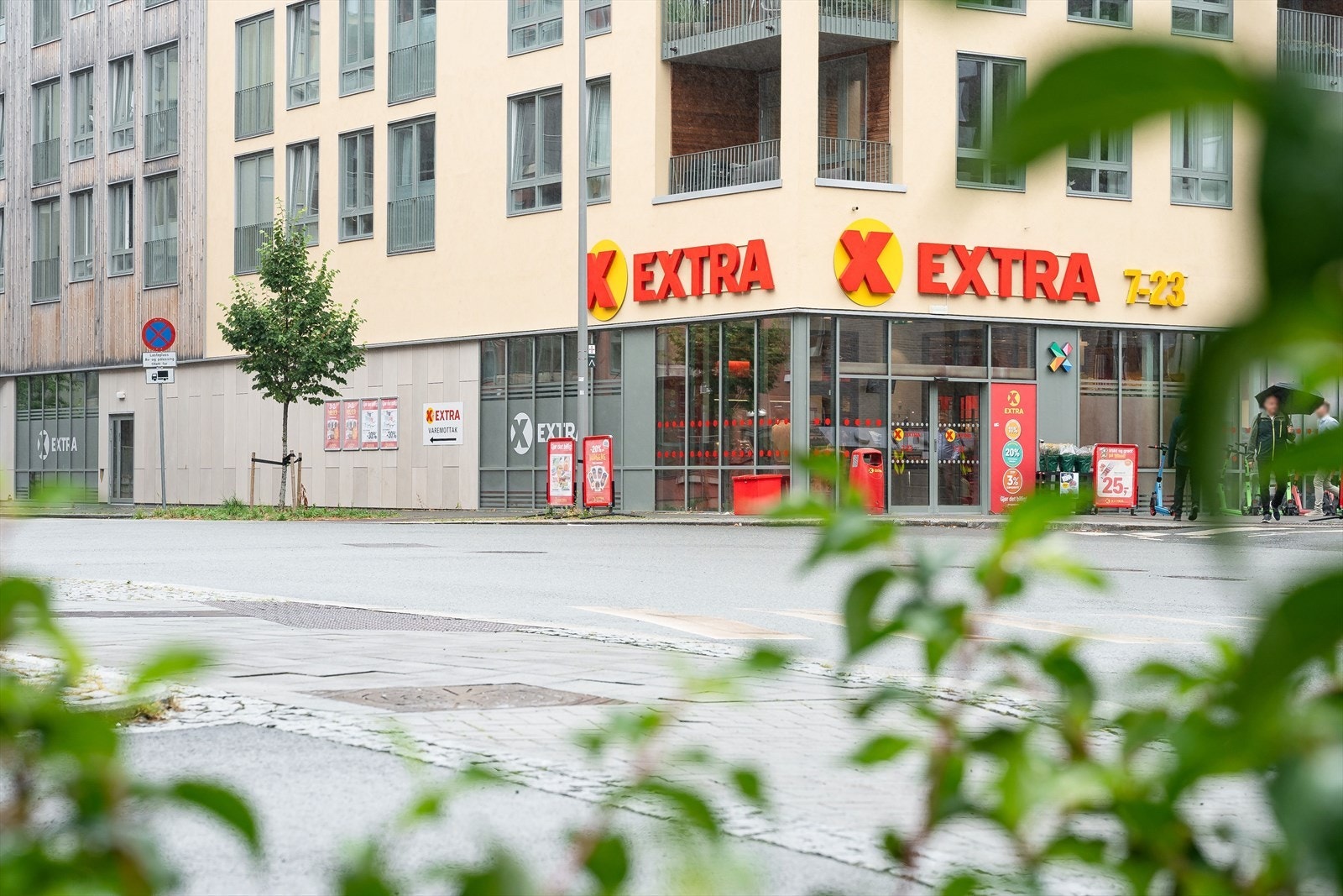 Rett utenfor døra ligger Maskinparken, matbutikker, busstopp og treningssenter, og det er gangavstand til togstasjon, spisesteder, skoler, barnehager og lekeland. Galleribilde