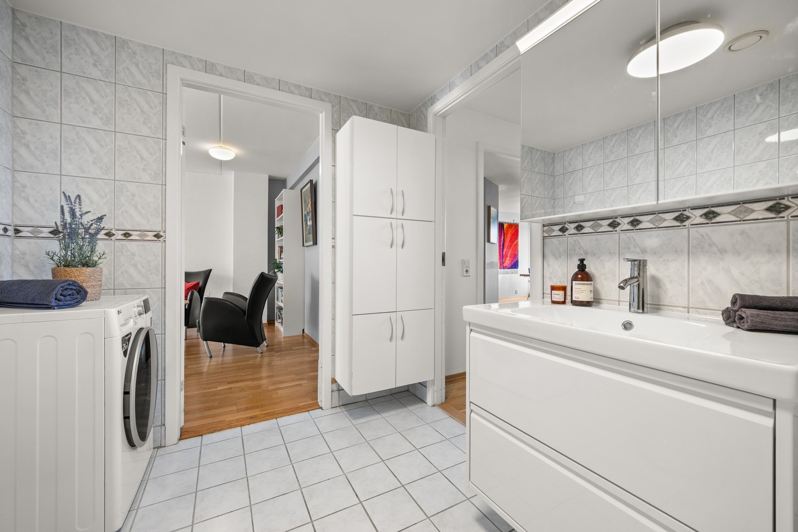 Badet har flislagte overflater og er av god størrelse Galleribilde