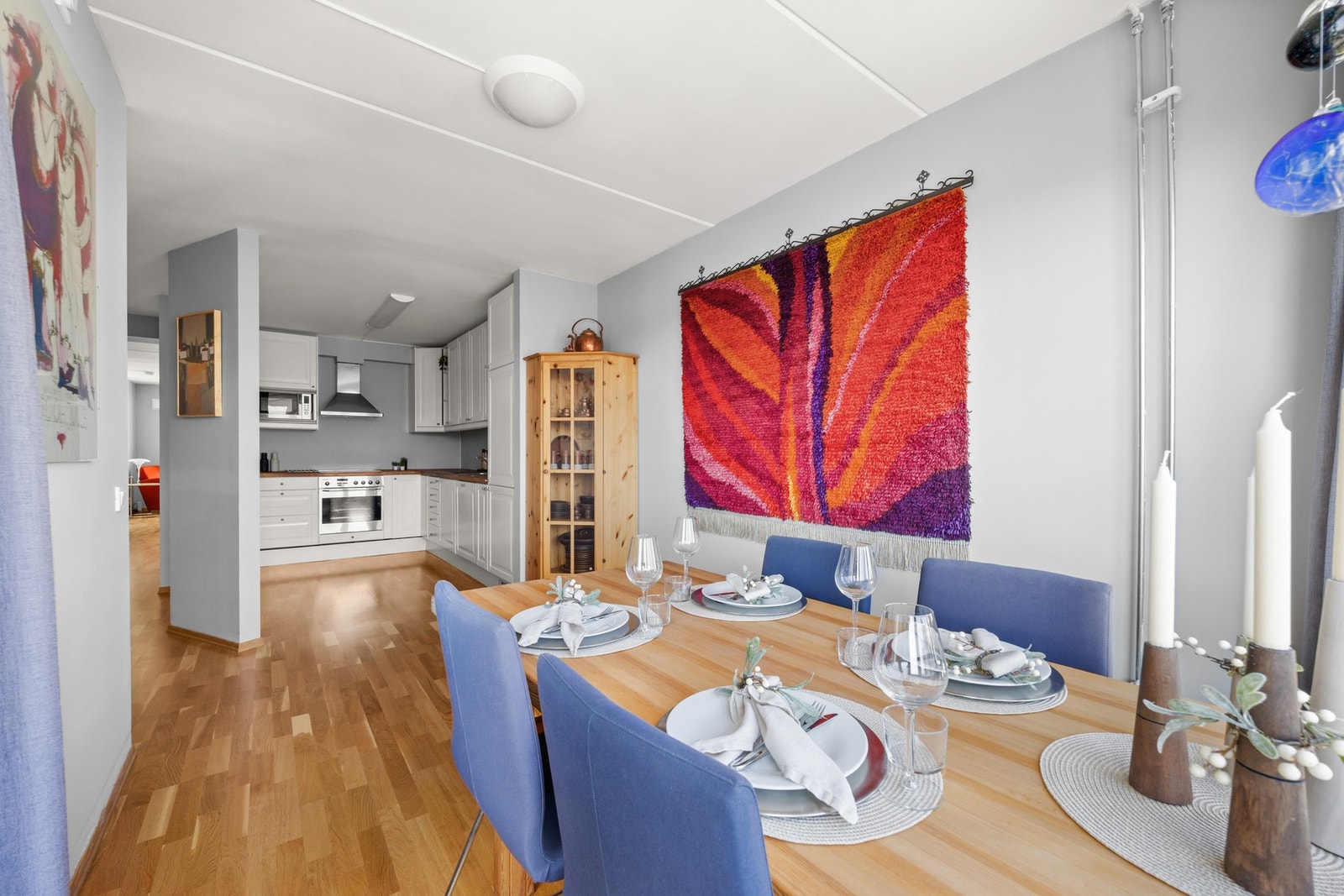 I tilknytning til kjøkkenet er det god plass til å innrede med langbord eller annen spisegruppe Galleribilde