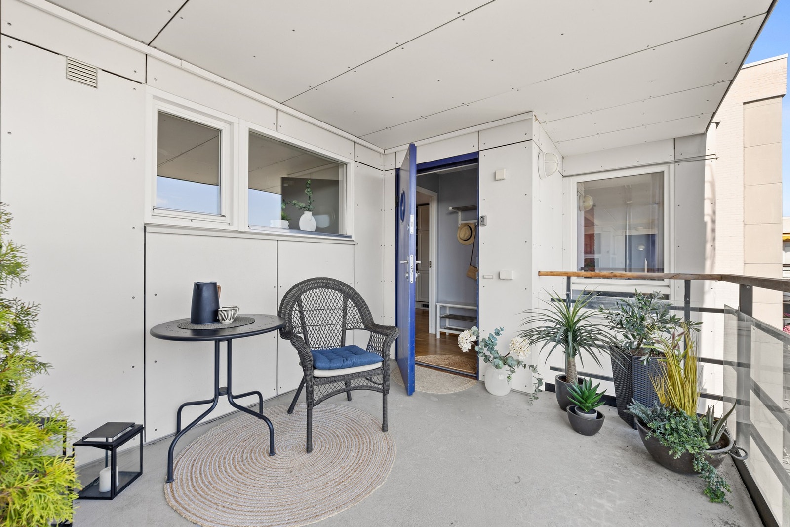 Ved inngangspartiet er det en hyggelig felles uteplass som gir deg muligheten til å velge mellom sol og skygge på varme dager. Galleribilde