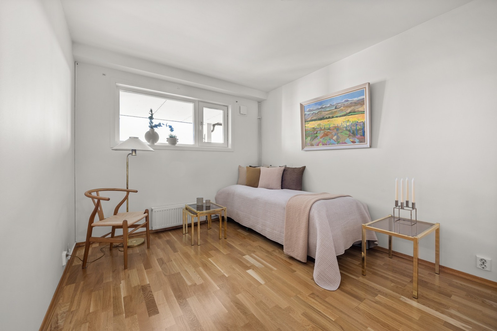 Soverom 1 med god plass til dobbelseng, nattbord og annen ønsket dekor Galleribilde