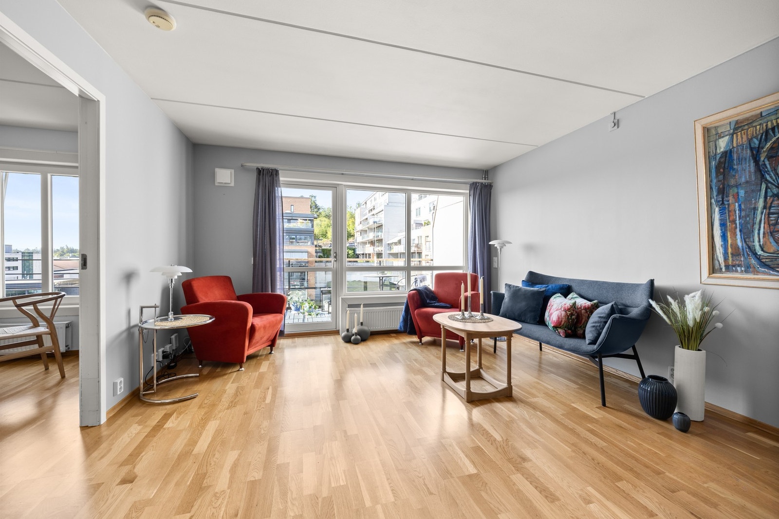 Balkongen har enkel adkomst fra leiligheten lyse og luftige stue Galleribilde