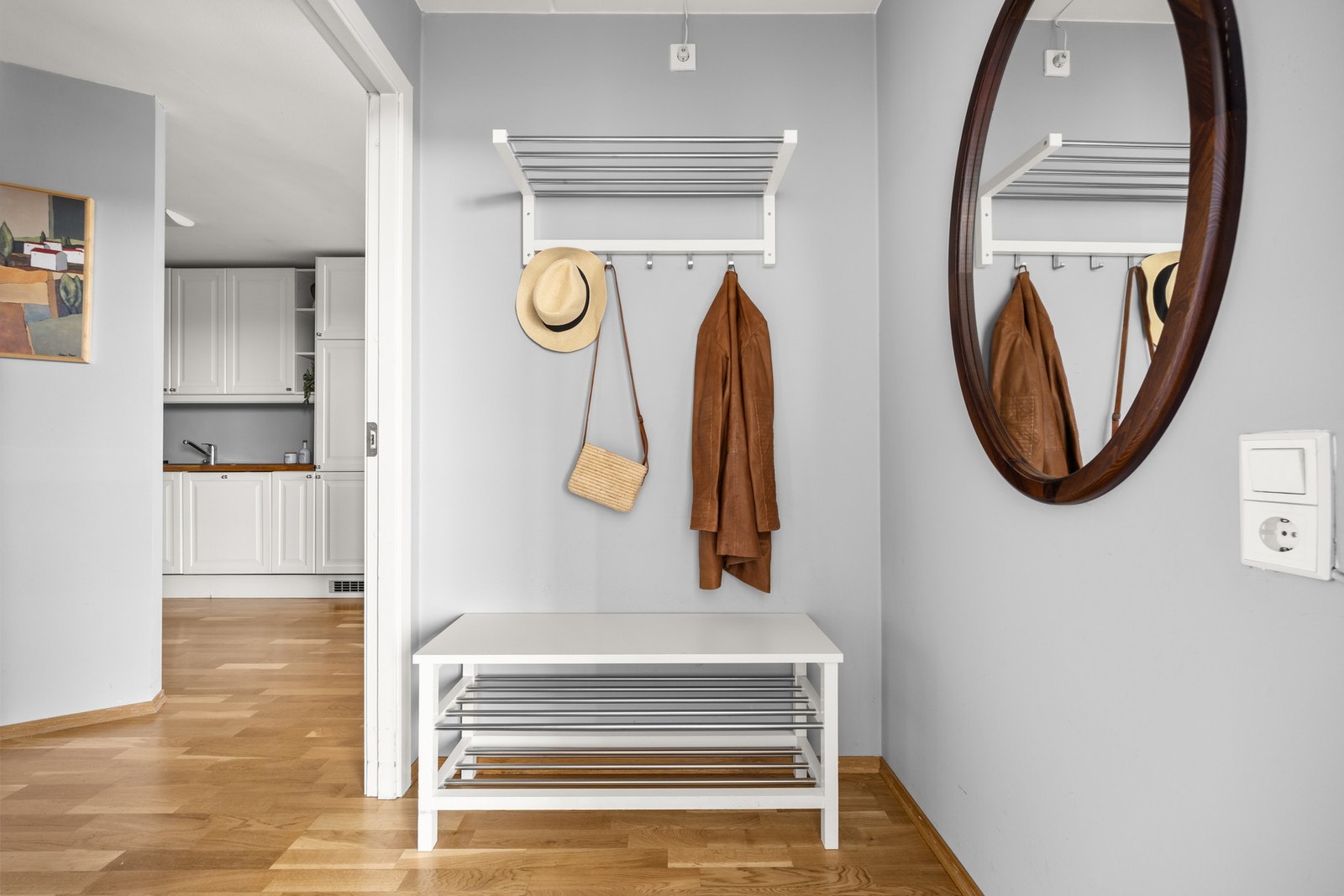 Gang med god plass til å oppbevare sko og yttertøy Galleribilde