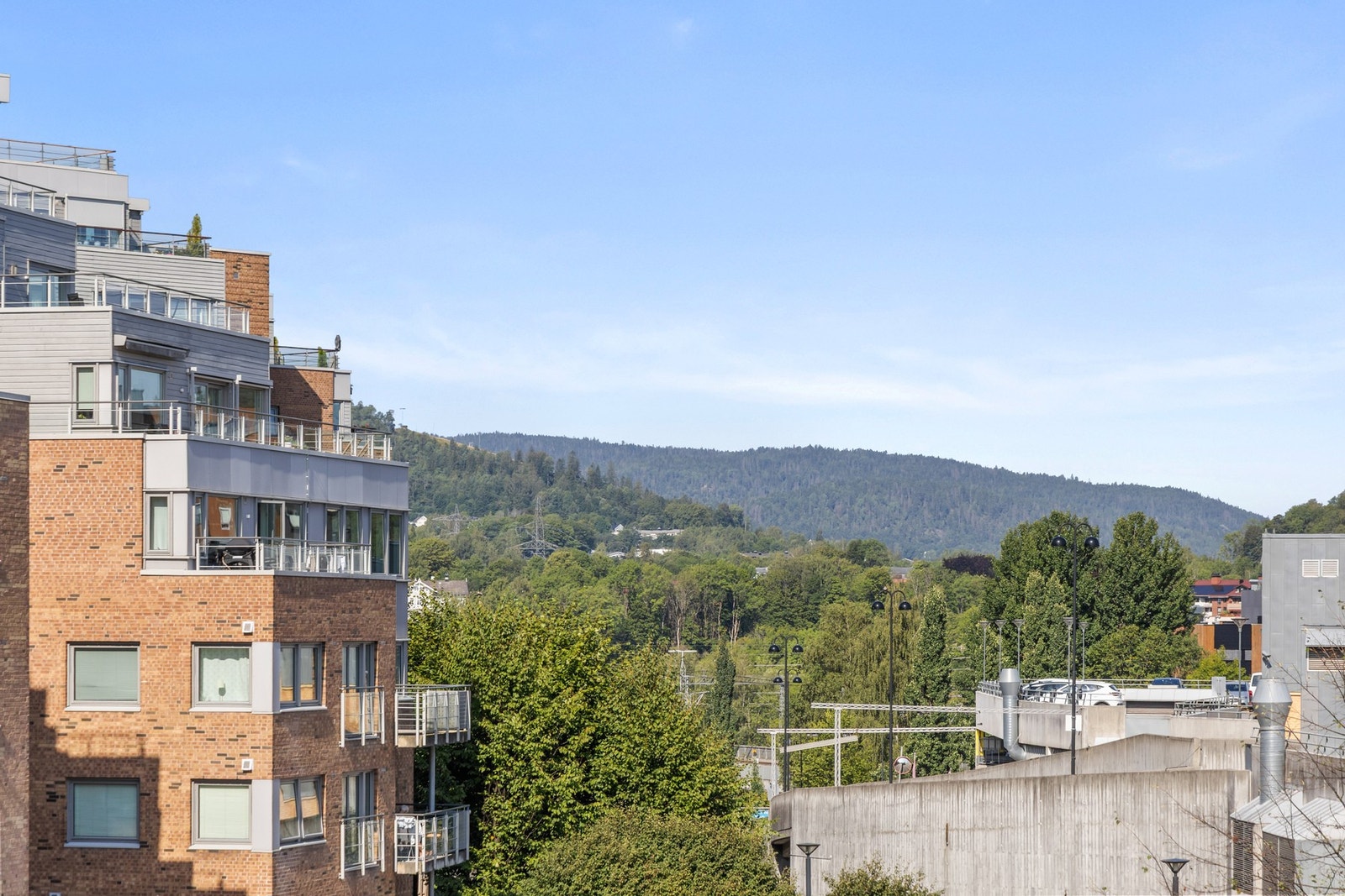 Fra leiligheten har du kort vei til det man skulle trenge av nødvendige fasiliteter og servicetilbud Galleribilde