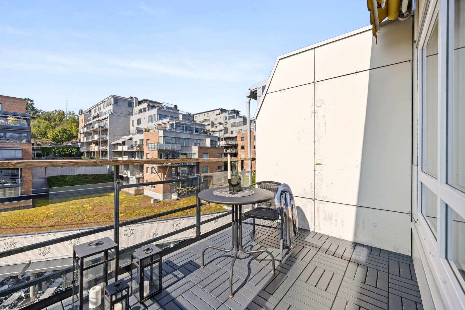 Leiligheten har en romslig balkong med plass til ønsket utemøblement, og mulighet for innglassing. Galleribilde