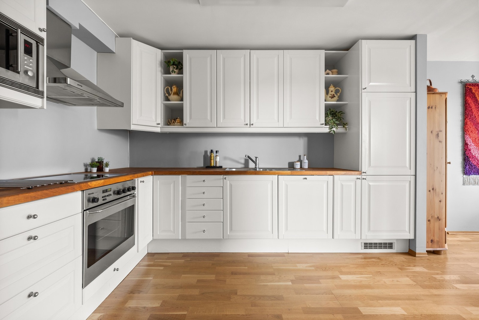 Kjøkkenet har godt med skap og benkeplass til matlaging og oppbevaring av kjøkkenutstyr Galleribilde