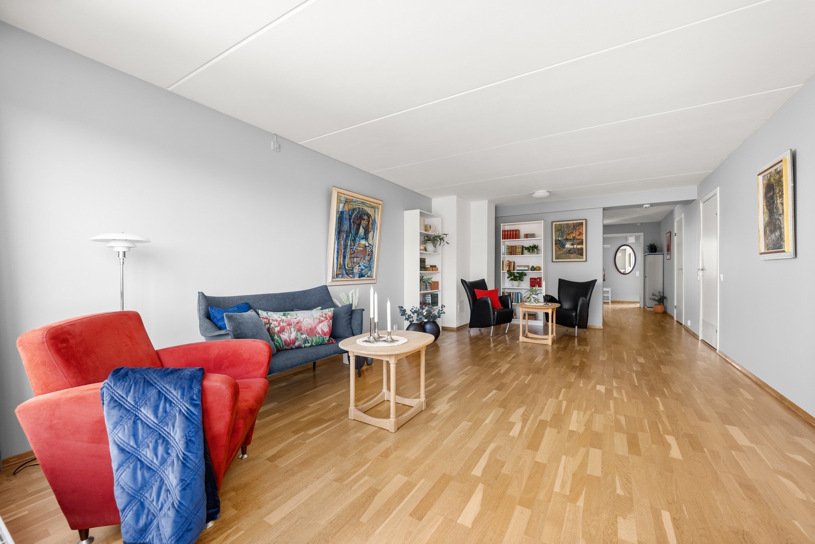 Her er det god plass til sofa, TV, bokhyller og annet ønsket møblement Galleribilde