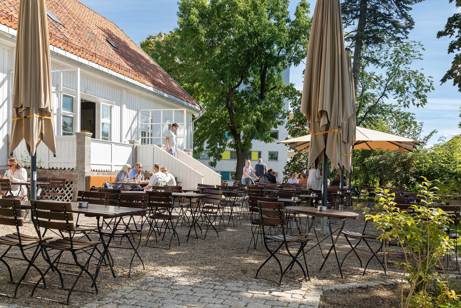 Lillo Gård med flere butikker, matbutikk og hyggelige
Lille Ó Restaurant. Galleribilde