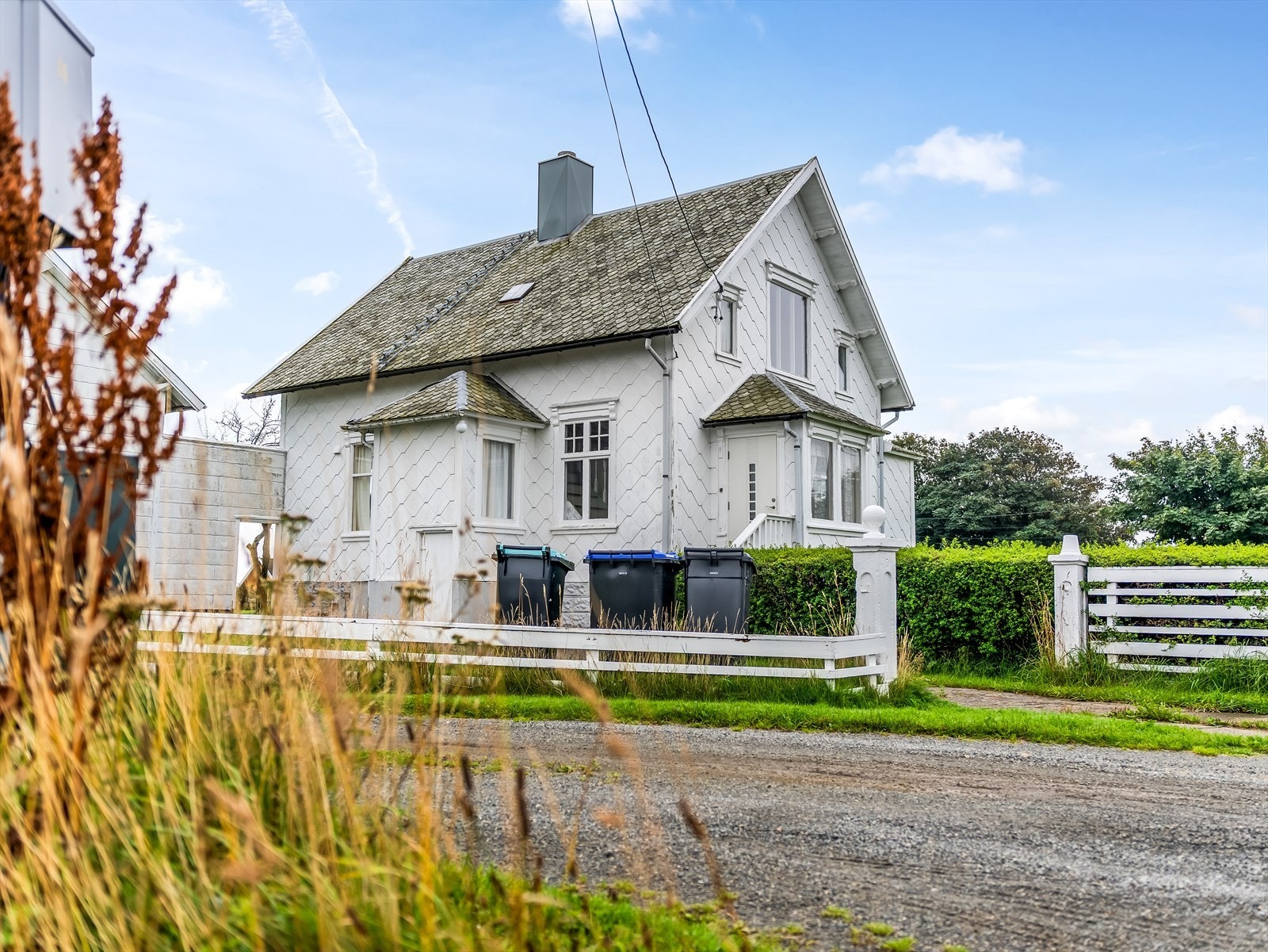 Karakteristisk bolig med "listakledning (eternittplater)" og skifer på tak. Galleribilde