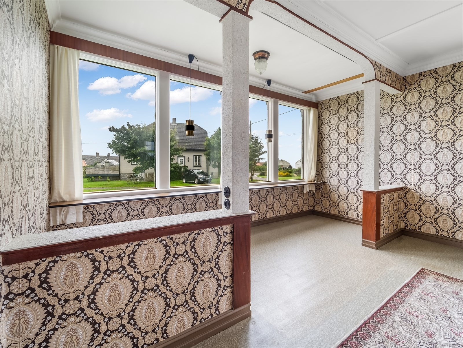 Store vindusflater i finstua gir godt med lys inn. Galleribilde