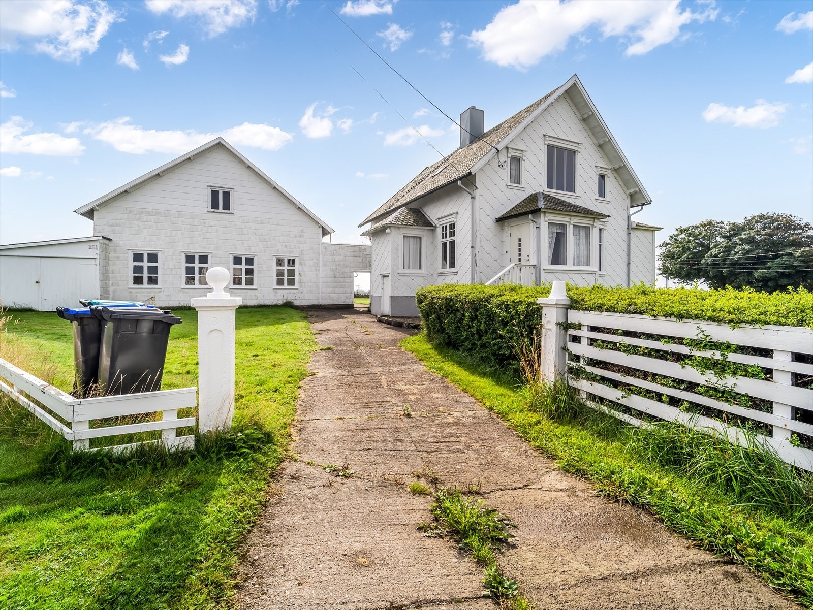 En smijernsport til innkjøringen følger med eiendommen. Galleribilde