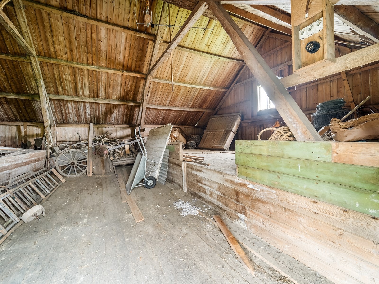 Oppe på løeloftet ligger det mye fra en svunnen tid. Tingene medfølger eiendommen. Galleribilde