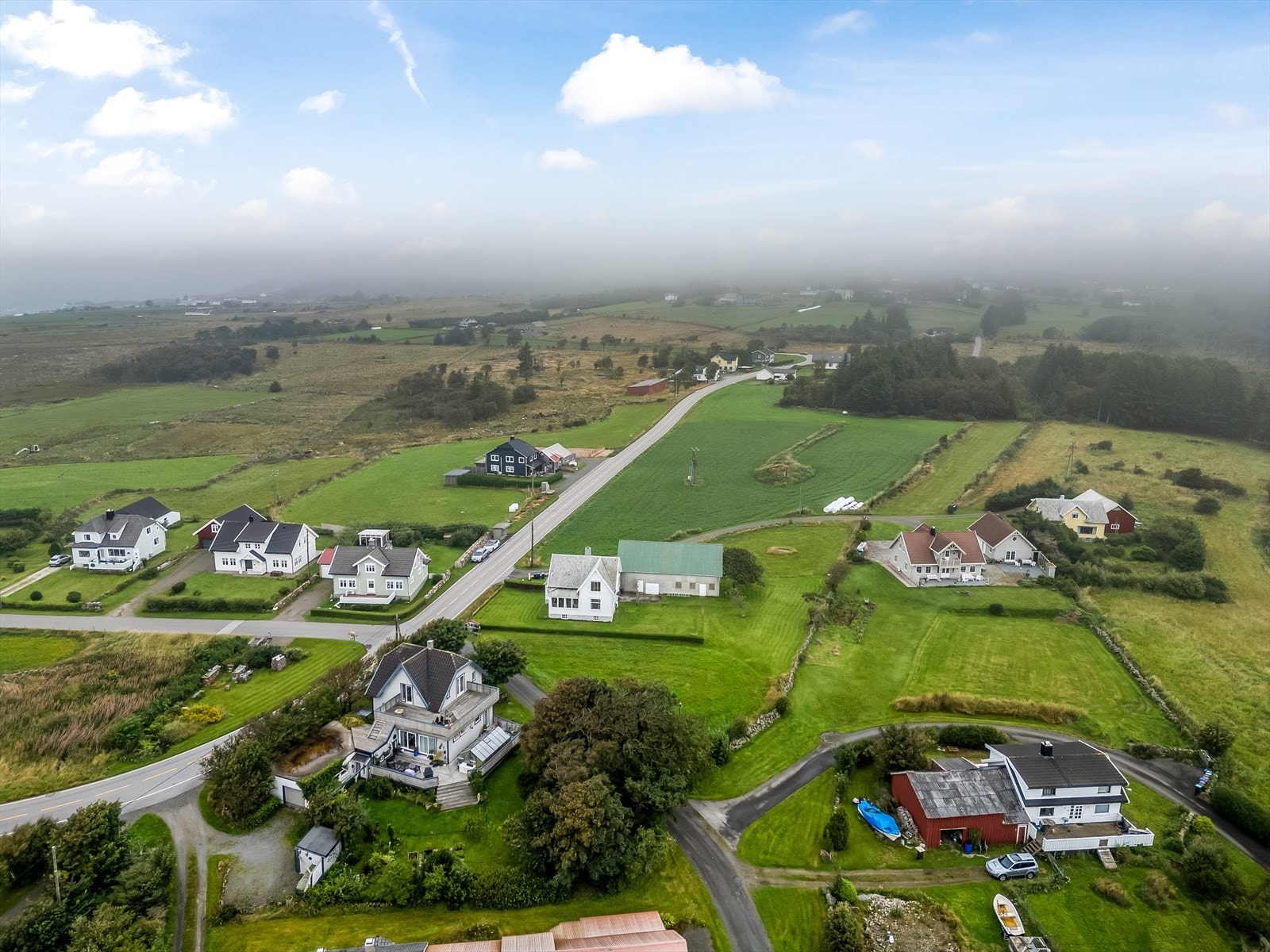 Eiendommen ligger i et området bestående av spredt boligbebyggelse og gårdsbruk. Galleribilde