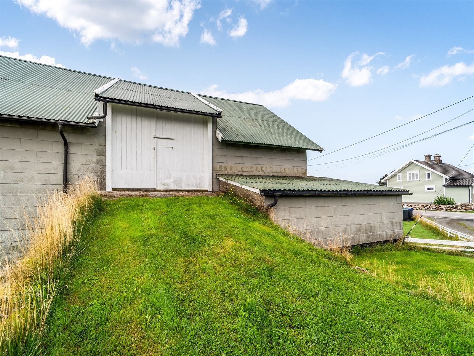 Driftsbygning med låvebru på baksiden. Galleribilde