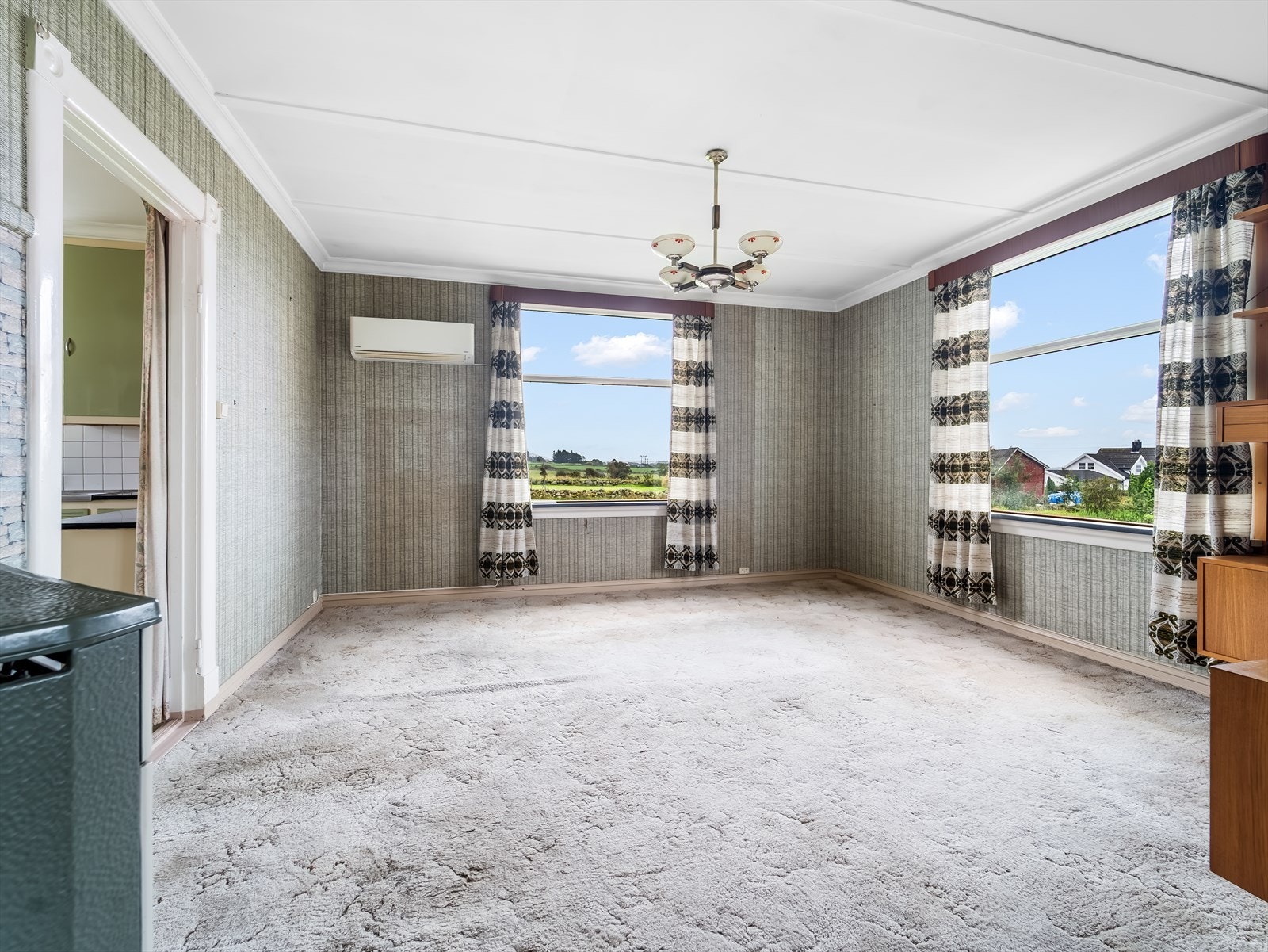 I dagligstuen er det fin utsikt utover Listalandskapet og det er montert en varmepumpe. Galleribilde