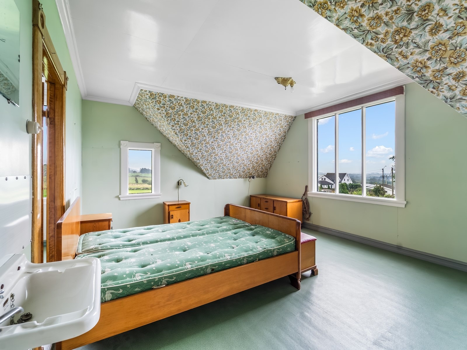 Soverom 2 av 3 har store vindusflater med nydelig utsikt utover landskapet. Galleribilde