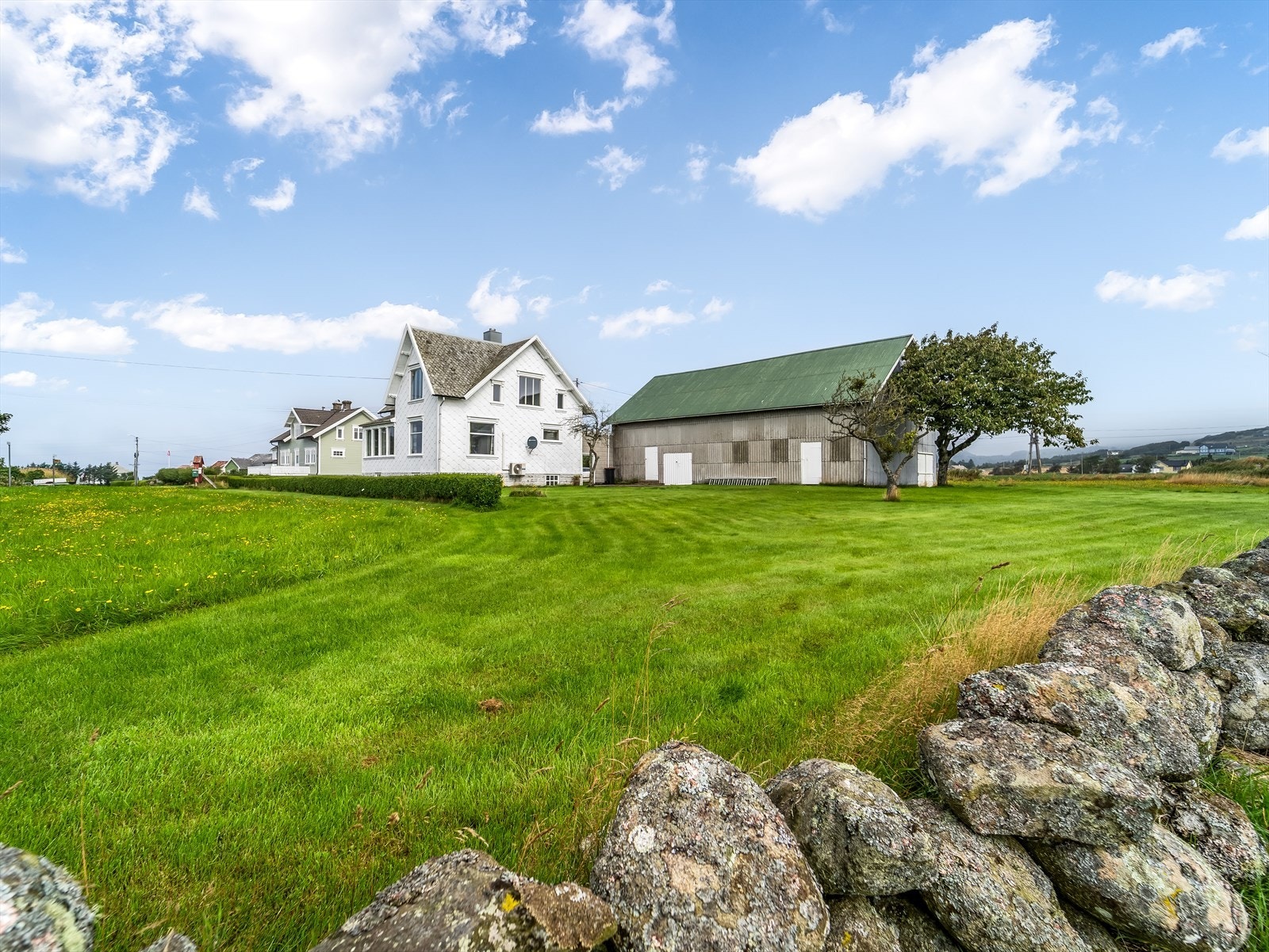 Landlig beliggende eiendom på stor tomt med dyrkbar mark og skogområde. Galleribilde