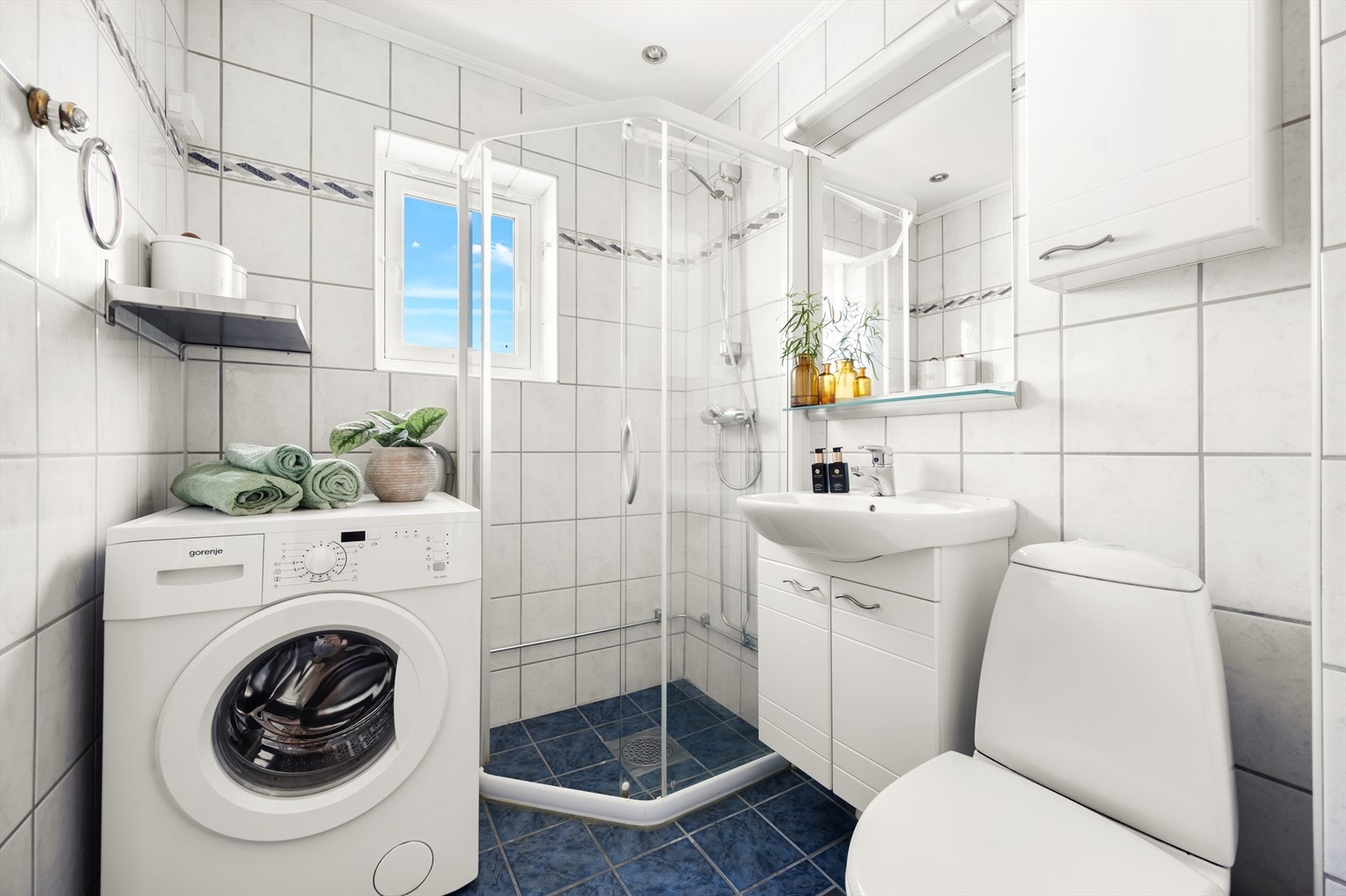 - Lyst, helfliset bad med gulvvarme - Galleribilde