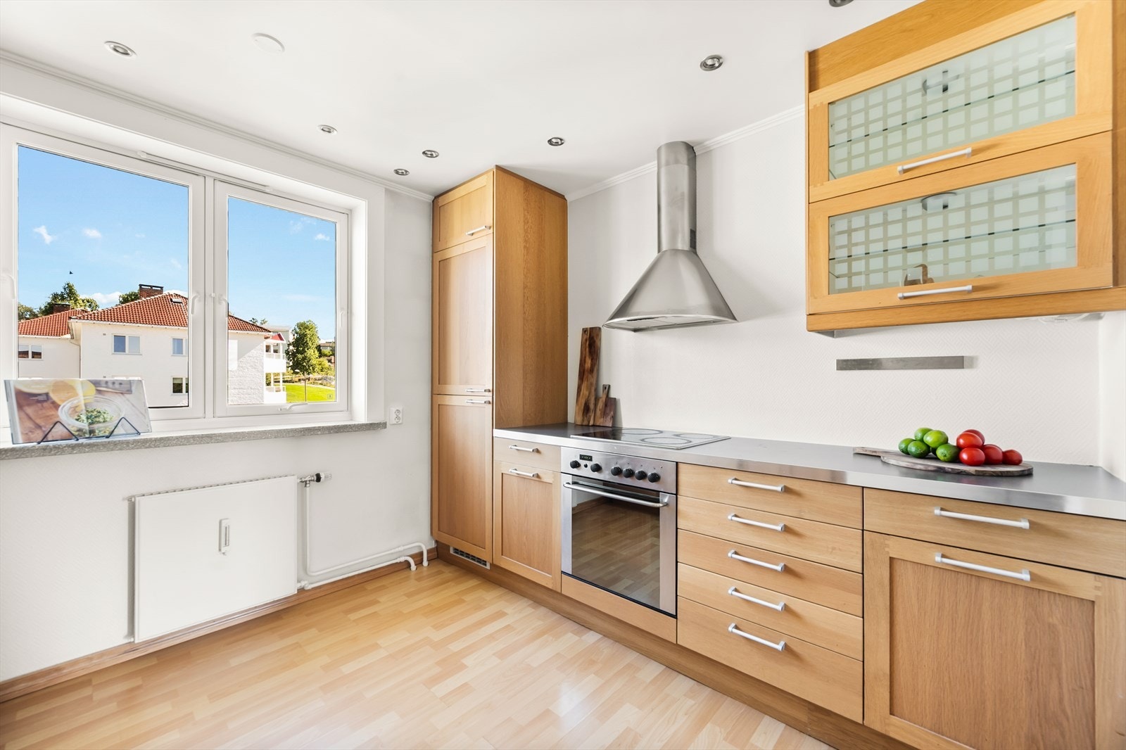 - Her har du rikelig med skap- og benkeplass som gjør matlagingen til en drøm! - Galleribilde