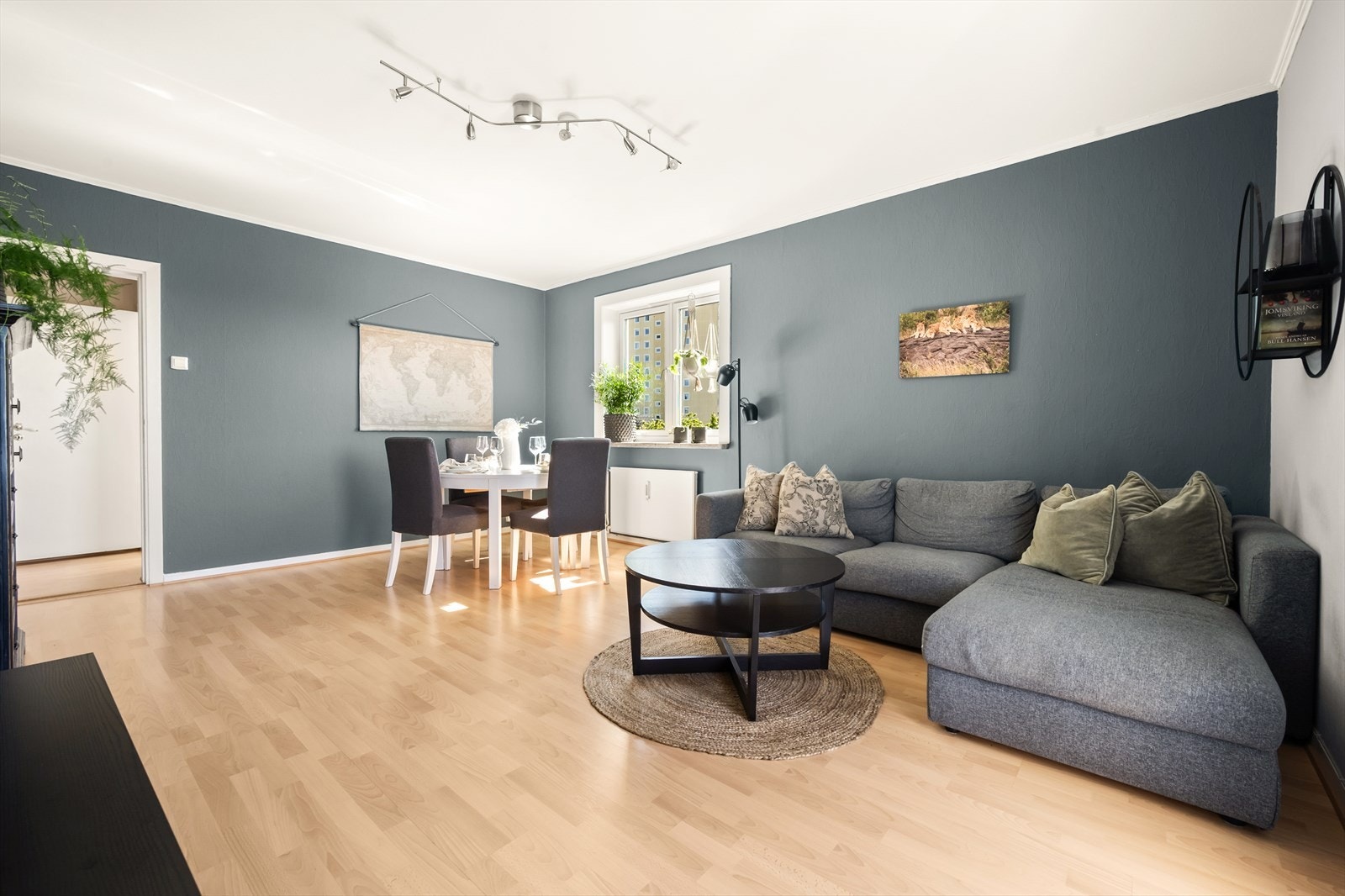 - Stuen har en svært god planløsning som gir rom for både sofagruppe med tilhørende medialøsning og spisebord - Galleribilde