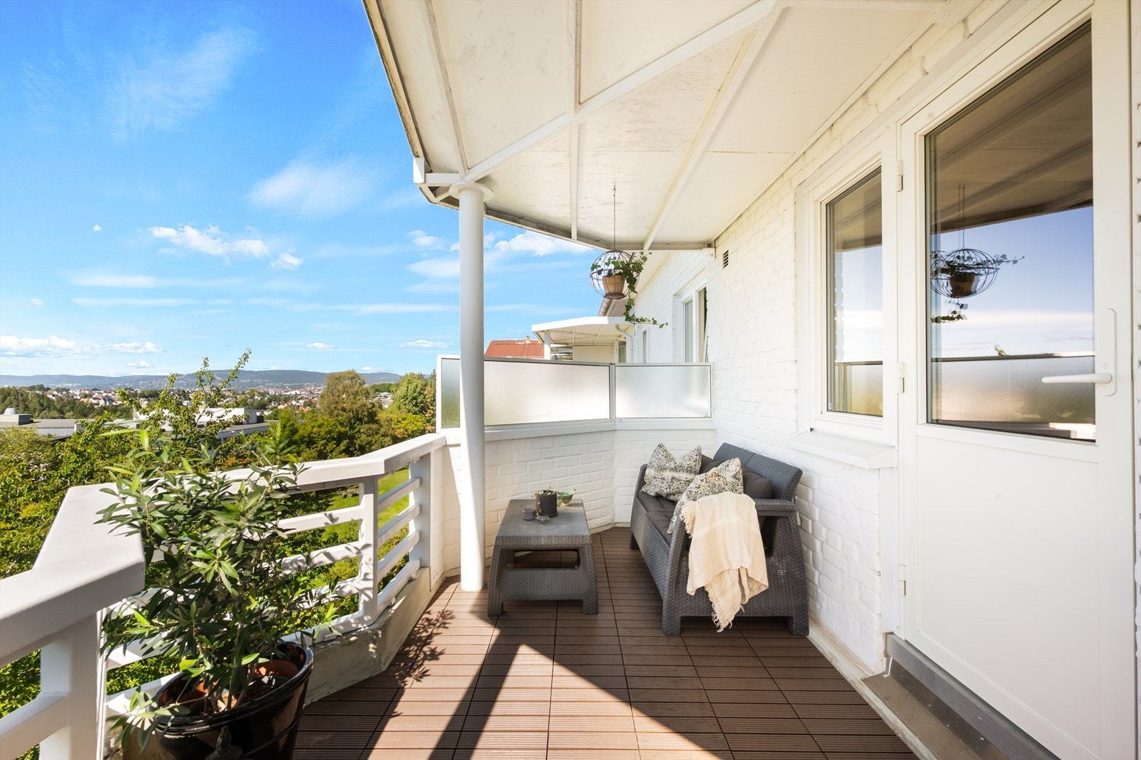 - Fra stuen har du utgang til en vestvendt balkong mot fantastisk utsikt! - Galleribilde