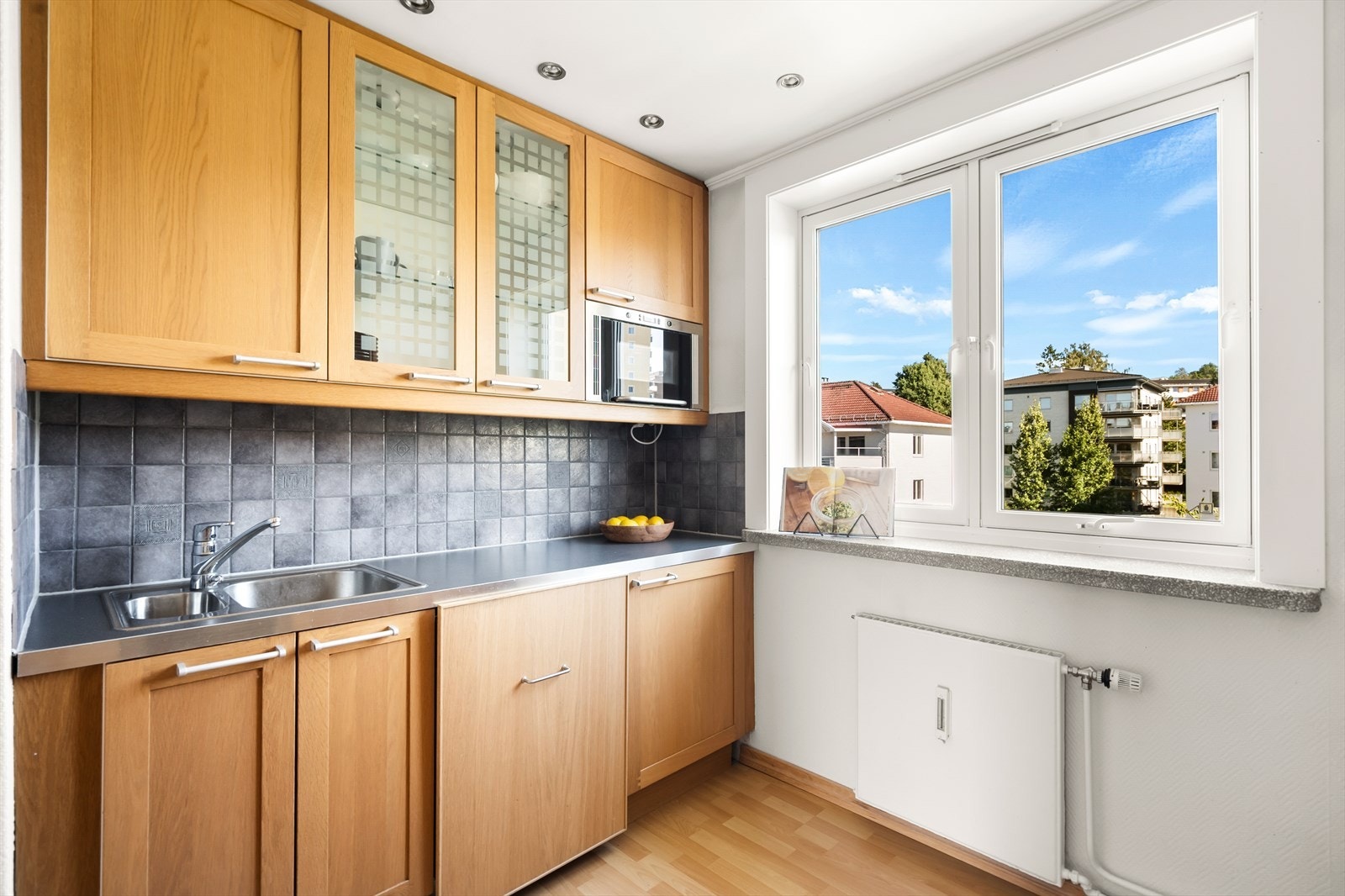 - Alt av hvitevarer på kjøkkenet medfølger salget - Galleribilde